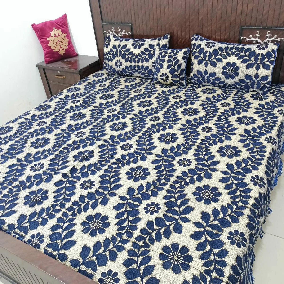 Luxurious Velvet Jacquard 4-Piece Bedding Set - King Size Bed Sheet, Pillow Covers, and Cushion Cover